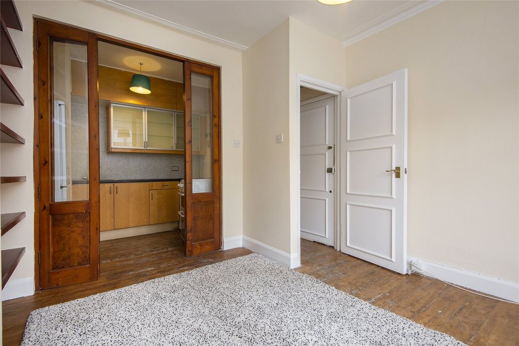 Property photo 3 of 8 Kitchen/Reception