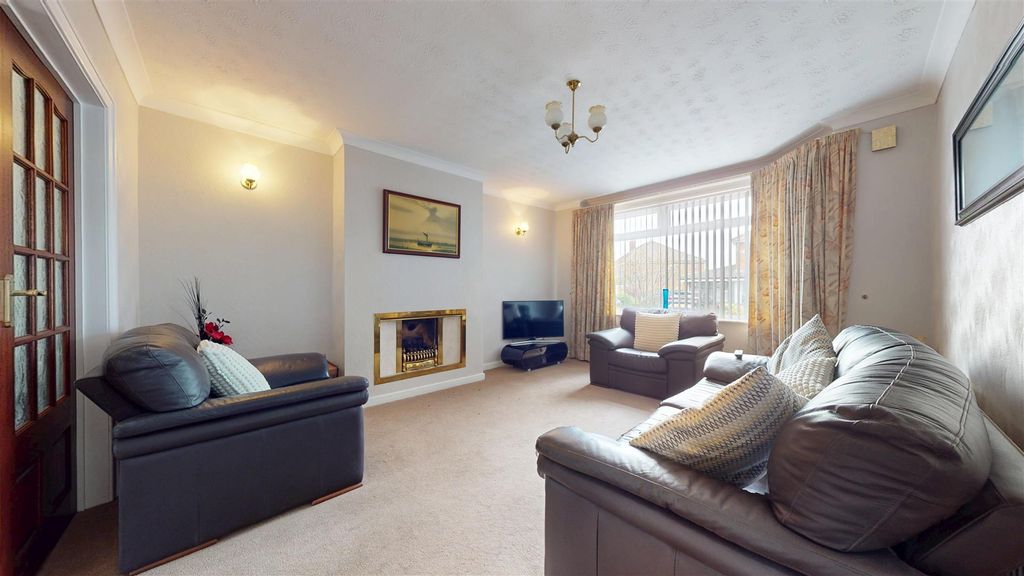 Property photo 3 of 26 Ecclesfield Road Living Room