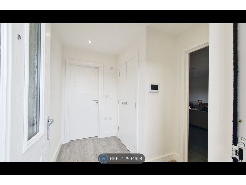Property photo 3 of 11 Hallway