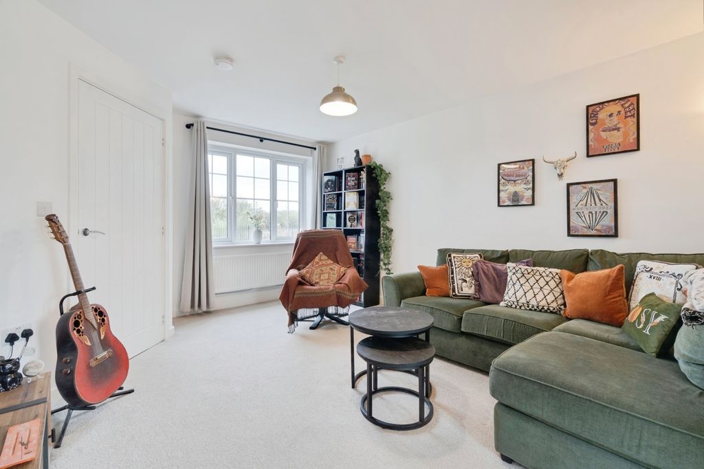 Property photo 3 of 17 Lounge