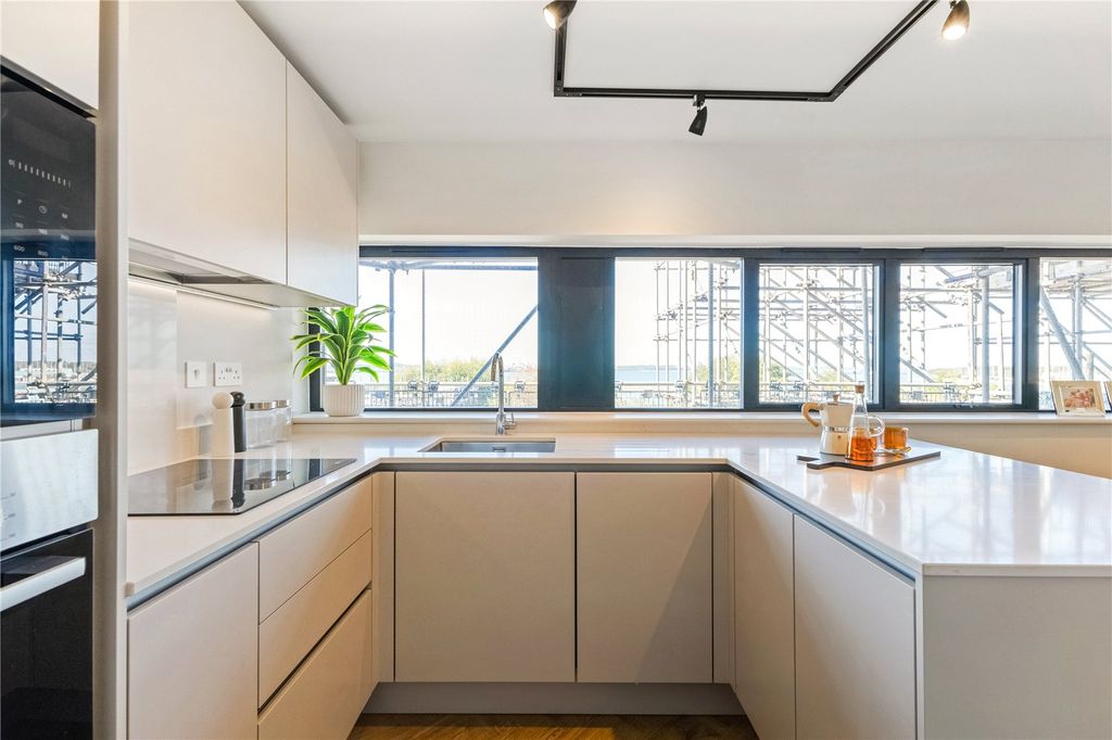 Property photo 2 of 10 Show Home