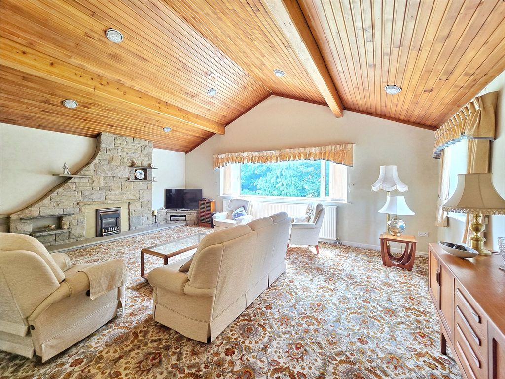 Property photo 2 of 18 Vaulted Living Room