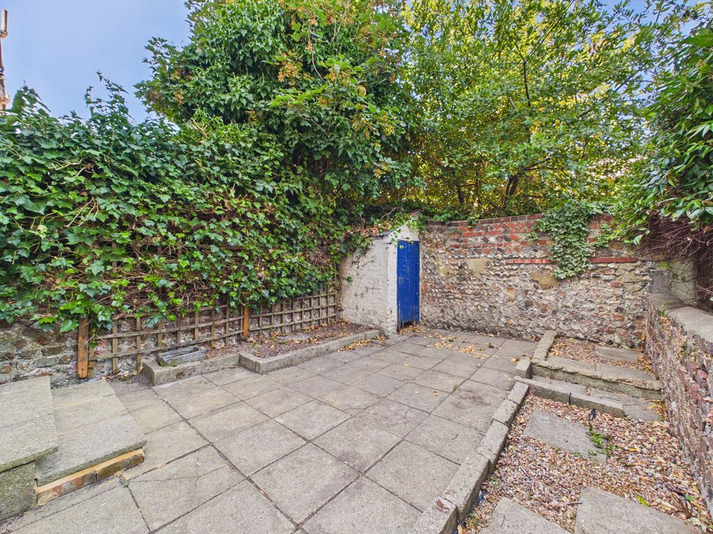 Property photo 3 of 10 Cam04693G0-Pr0126-Still010