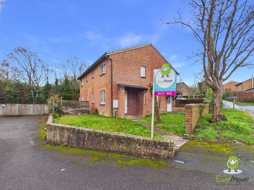 Property photo 1 of 8 Ewemove Estate Agents Basingstoke - Mahler Close