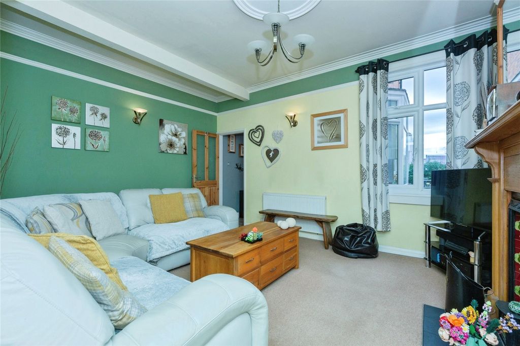 Property photo 2 of 18 Lounge