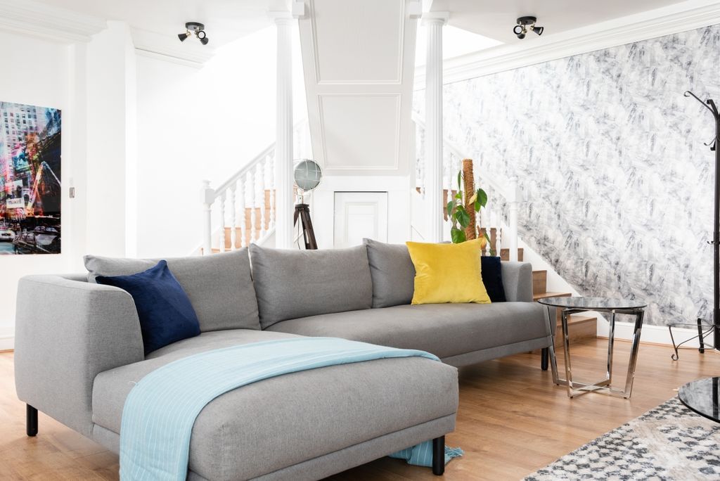 Property photo 3 of 19 Reception