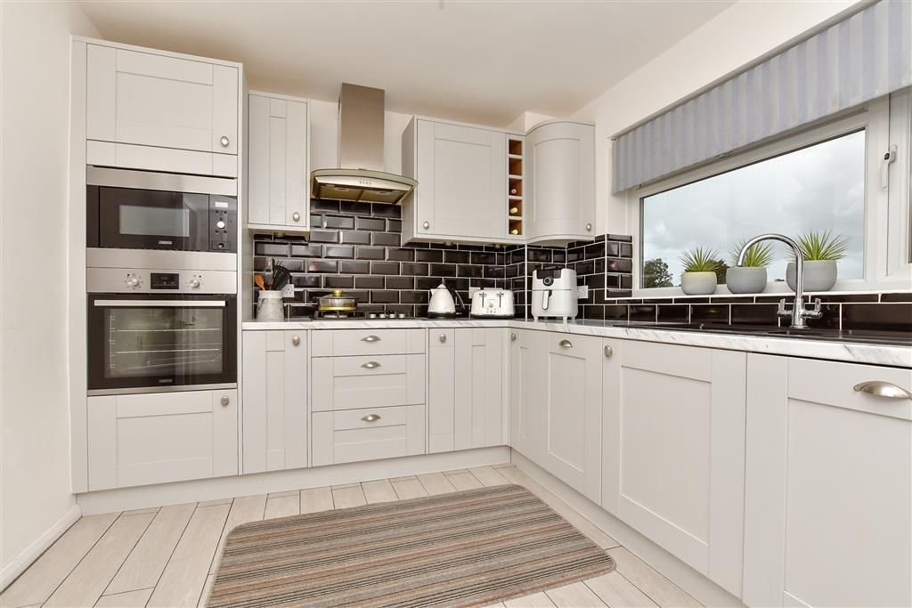 Property photo 3 of 8 Kitchen