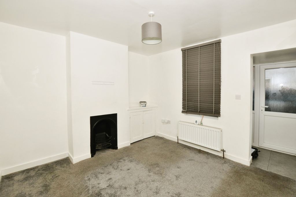 Property photo 3 of 11 Lounge