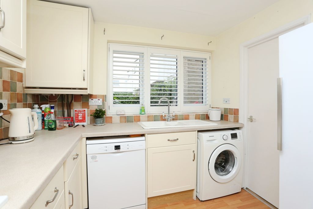 Property photo 3 of 18 Kitchen