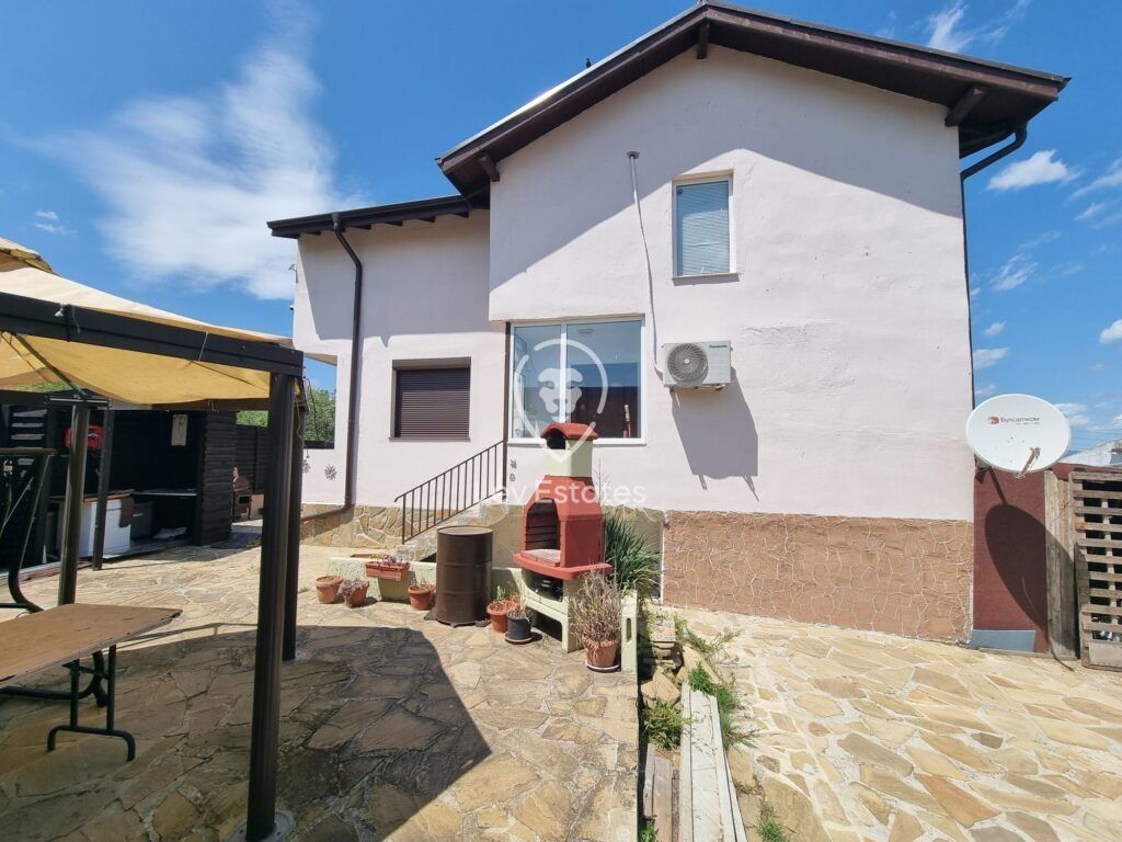 Property photo 2 of 20