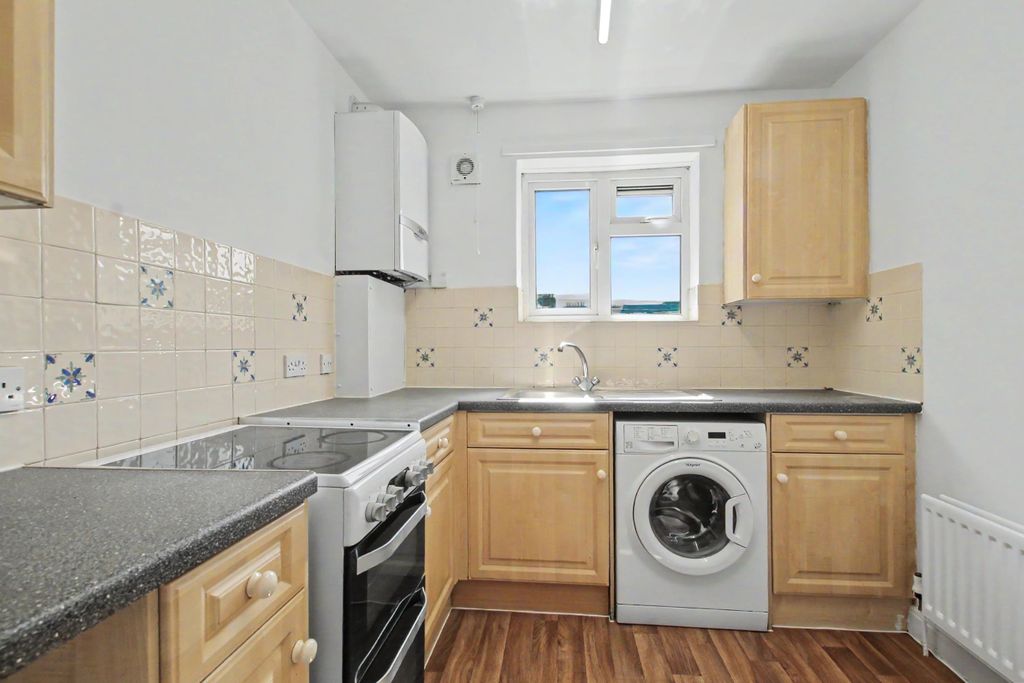 Property photo 3 of 8 3.Kitchen.Jpg