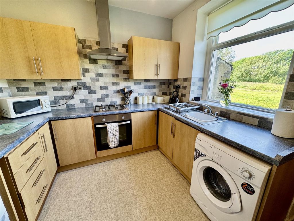 Property photo 3 of 10 Kitchen