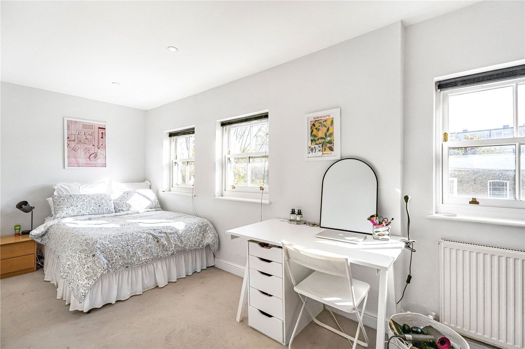 Property photo 3 of 32 Bedroom