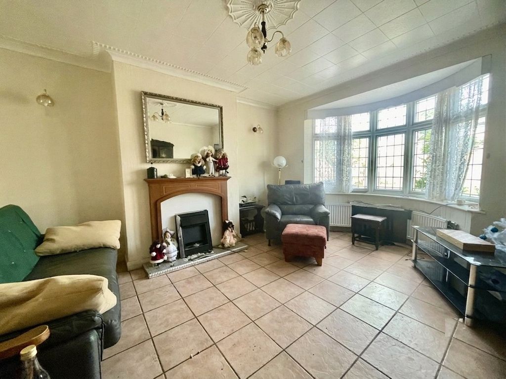 Property photo 3 of 11 Lounge