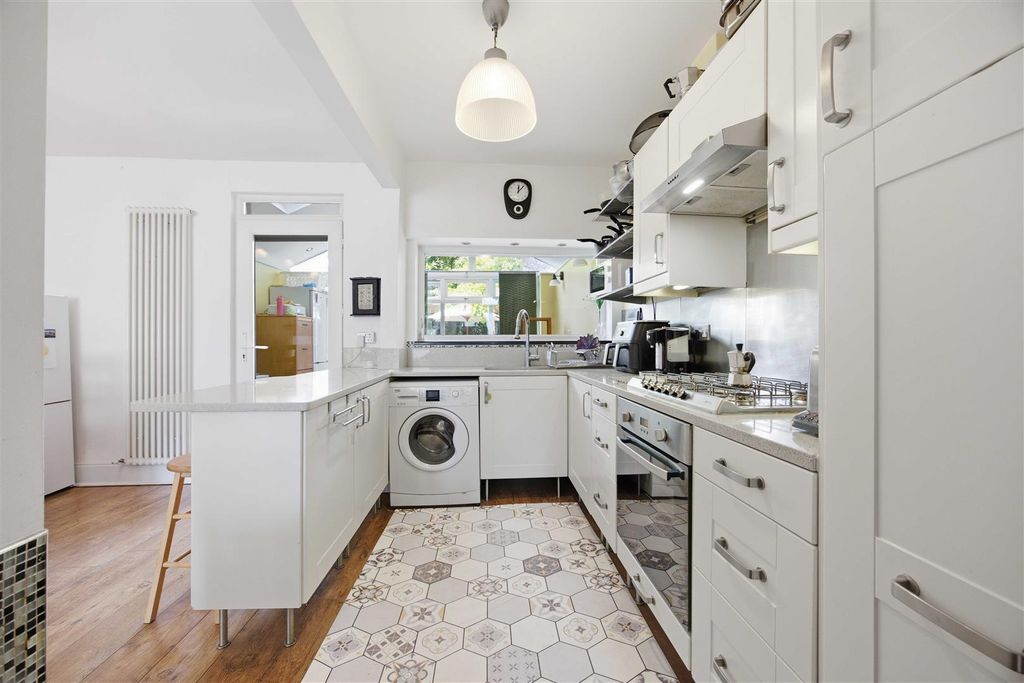 Property photo 2 of 31