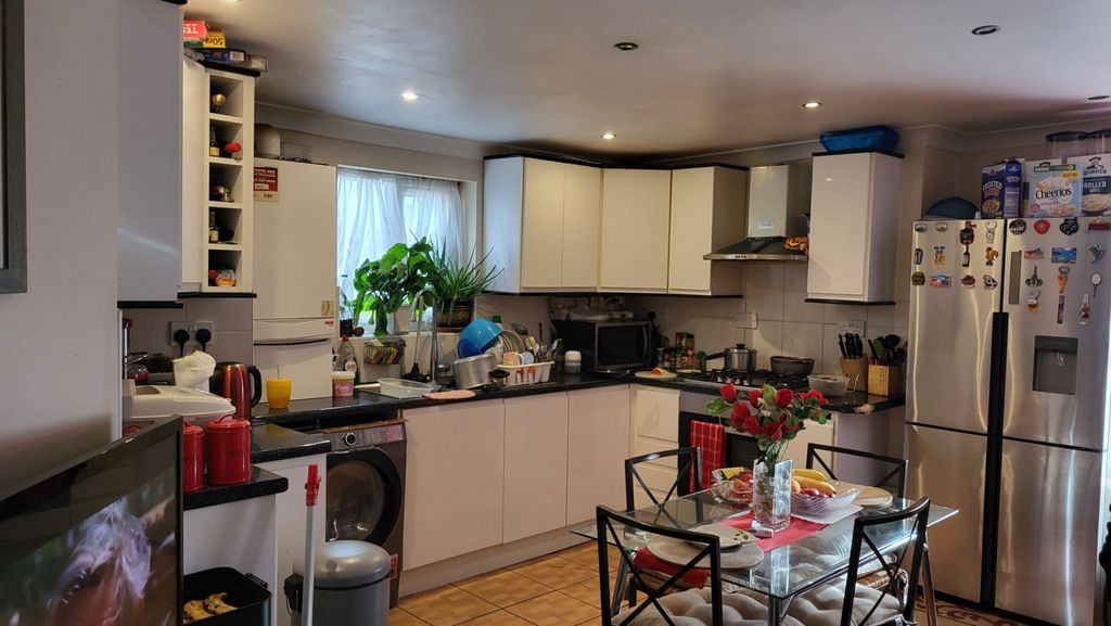 Property photo 1 of 11 Well Presented Three Bedroom First Floor Flat