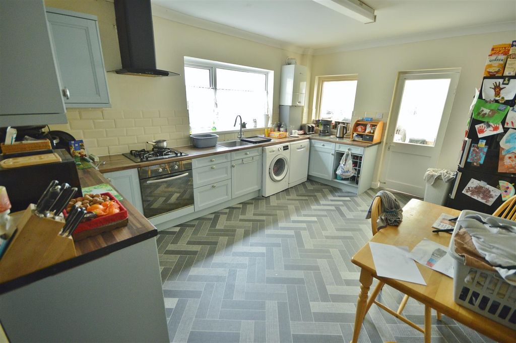 Property photo 3 of 17 Kitchen