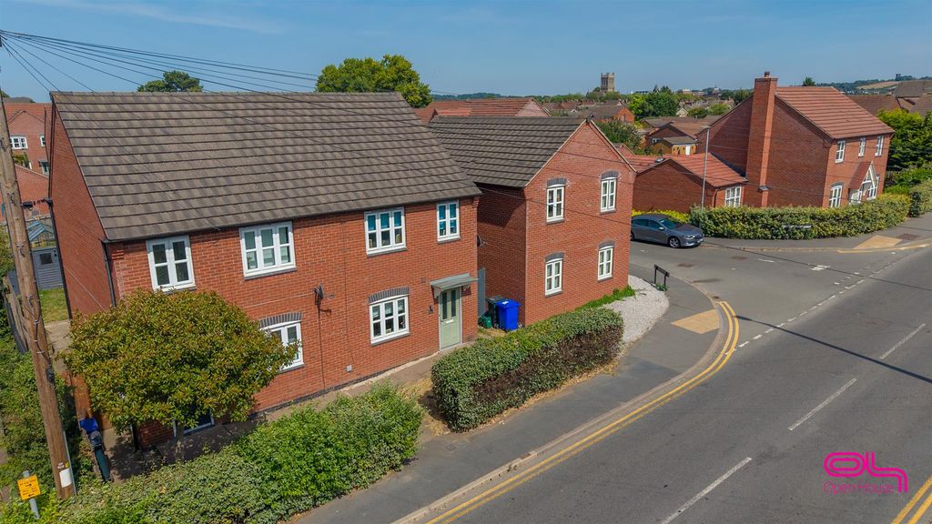 Property photo 2 of 29 Shobnall Road, Burton On Trent (3).Jpg