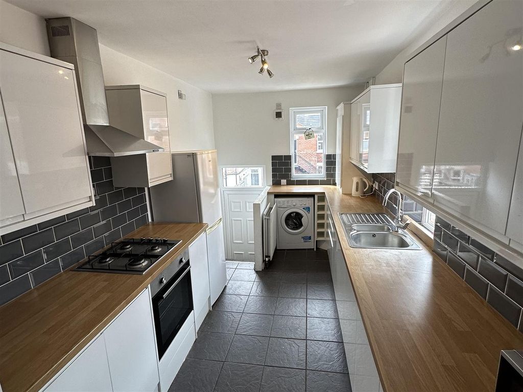 Property photo 3 of 10 Kitchen.Jpg
