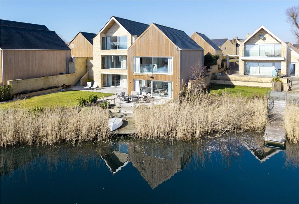 Property photo 1 of 17 Rear Jetty