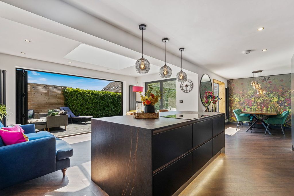 Property photo 2 of 40