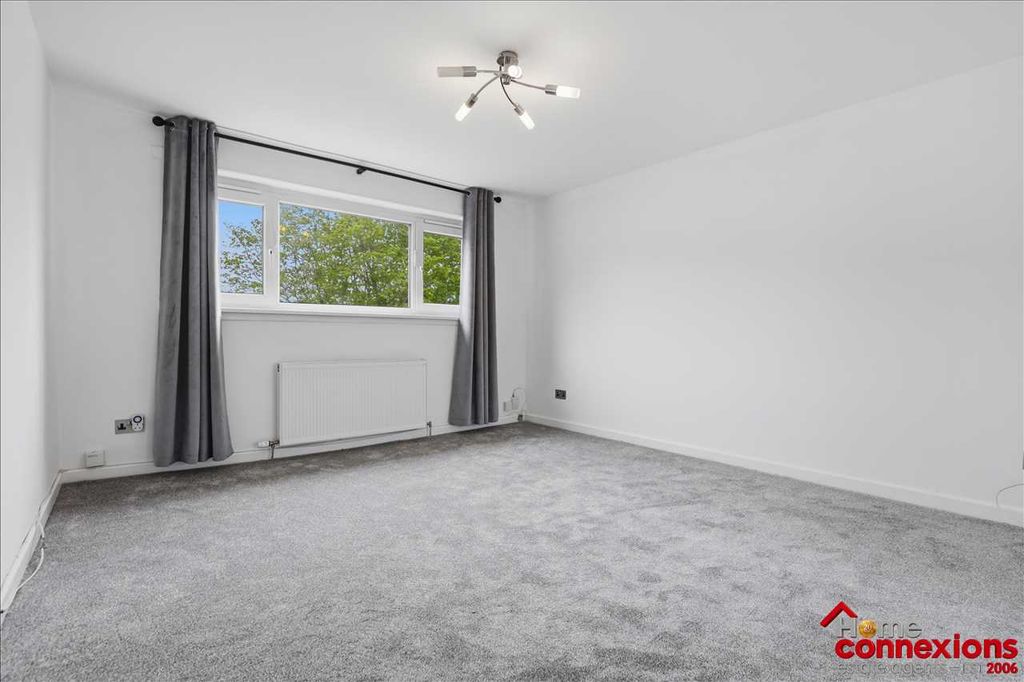 Property photo 3 of 12 Lounge