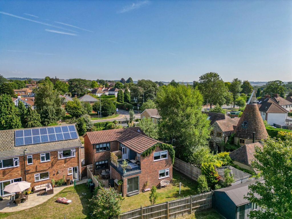 Property photo 2 of 29 Ashford Road, Bearsted26.Jpg