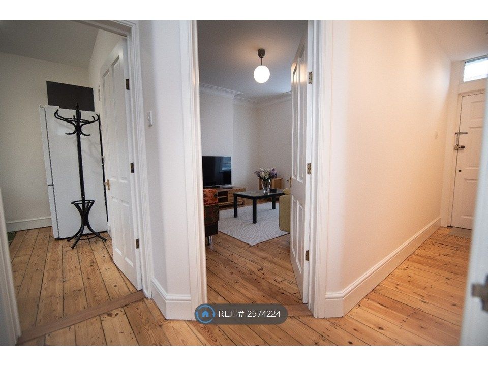 Property photo 3 of 14 Entrance Hall