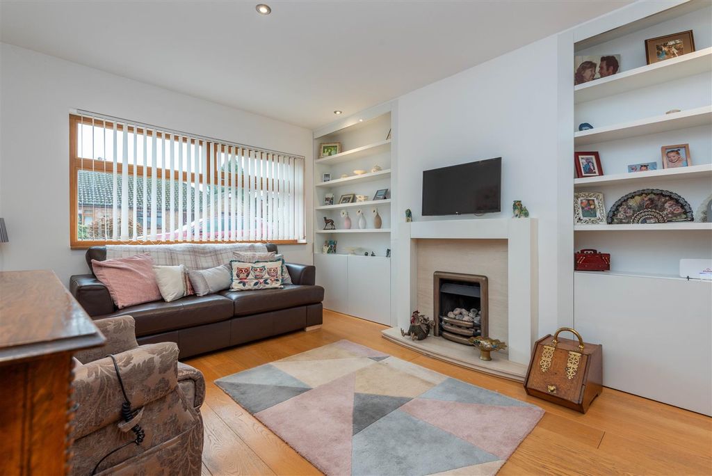 Property photo 2 of 17 Lounge