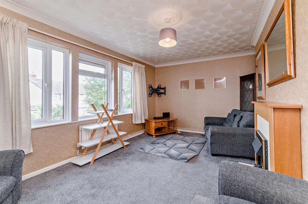 Property photo 2 of 9 8656841-Interior09-800.Jpg