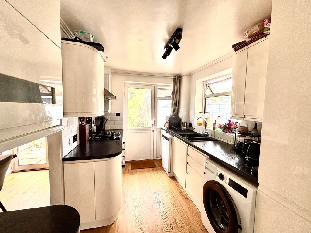 Property photo 3 of 9 Kitchen