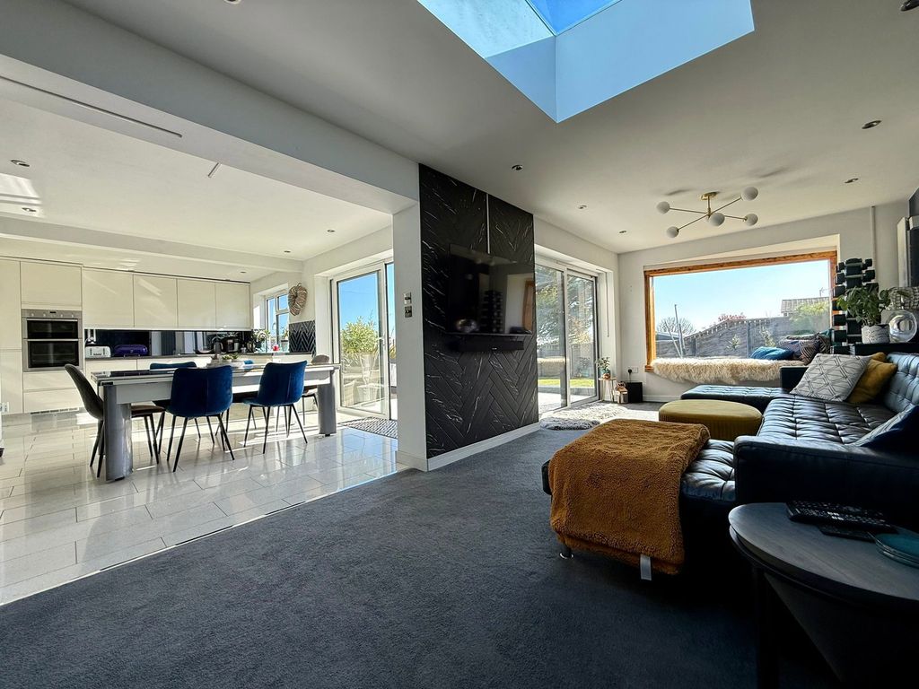 Property photo 2 of 28