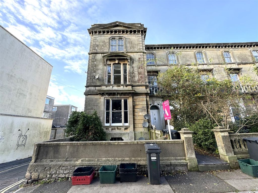 Property photo 1 of 7 Front