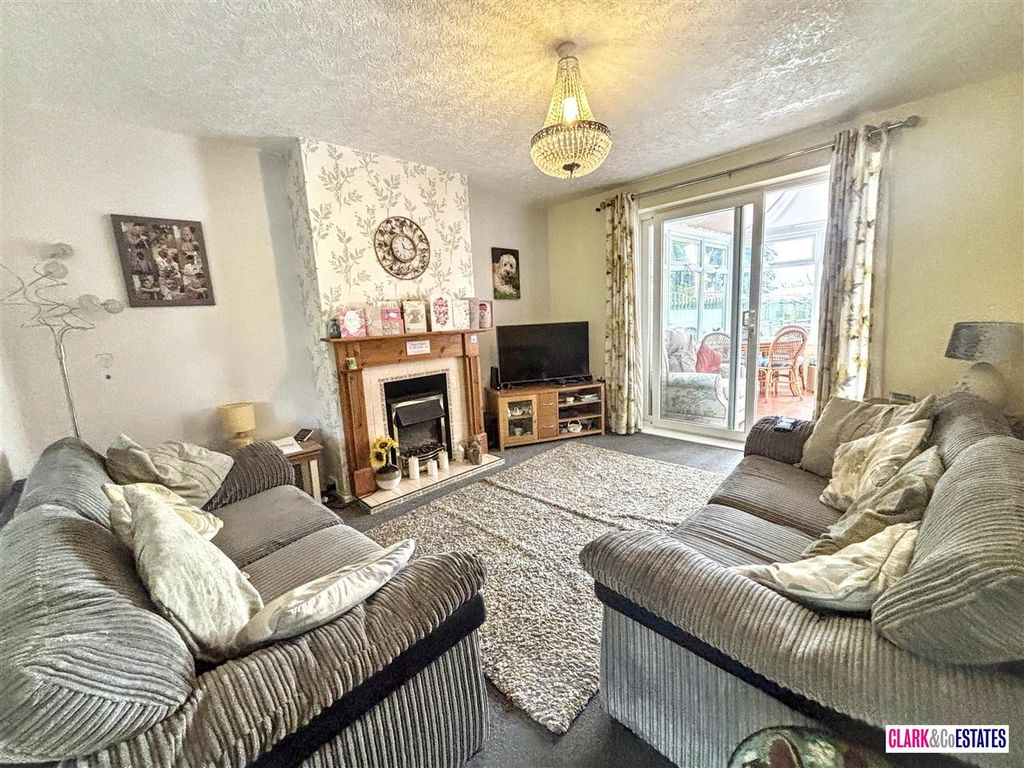 Property photo 2 of 14 Lounge