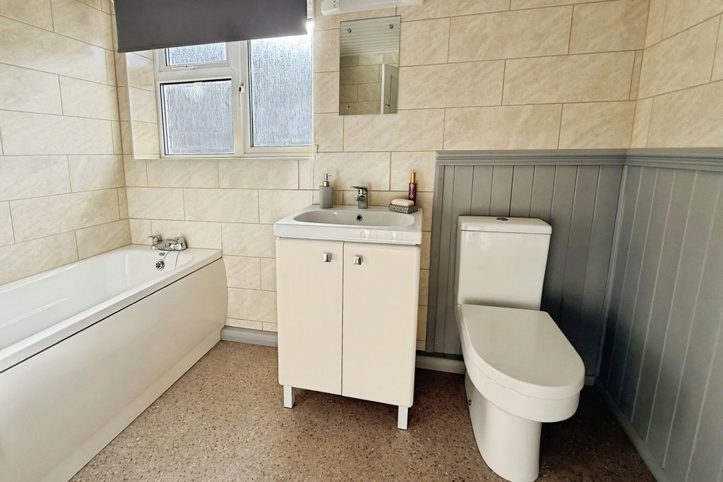 Property photo 3 of 11 Bathroom