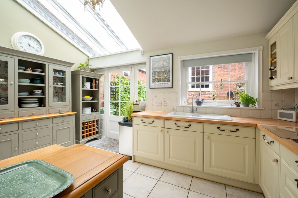 Property photo 2 of 24 Kitchen