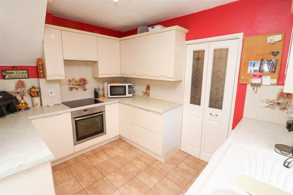 Property photo 3 of 18 Kitchen