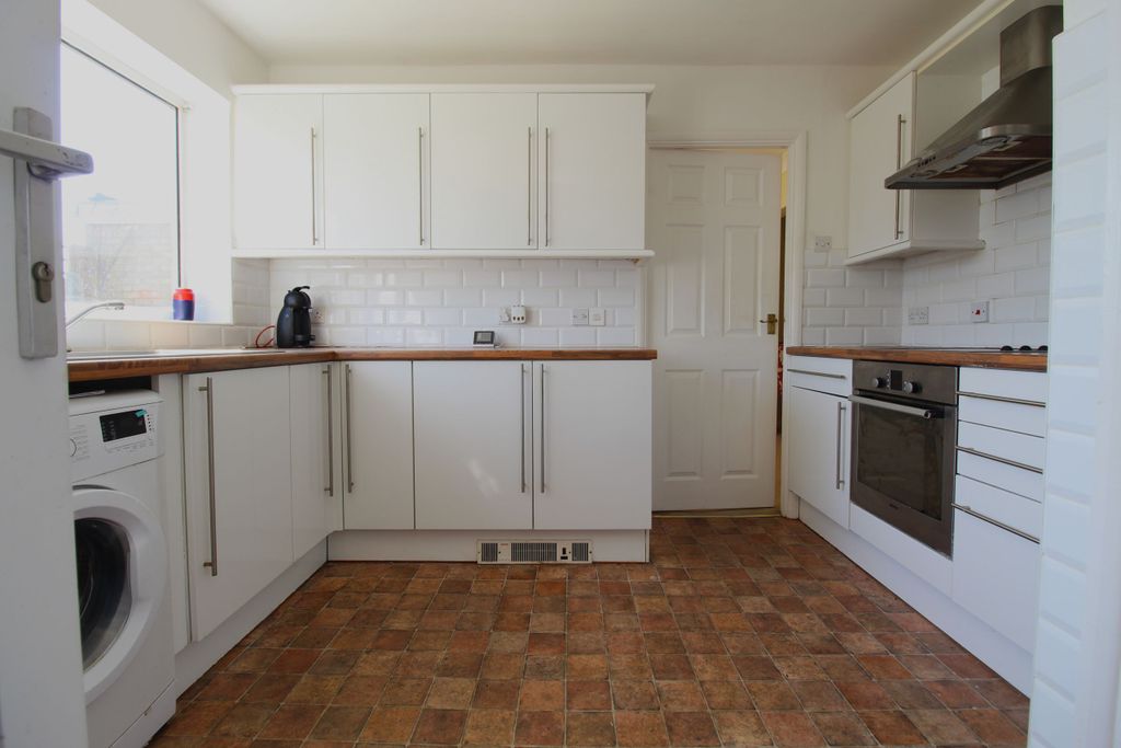 Property photo 3 of 16 Kitchen 2