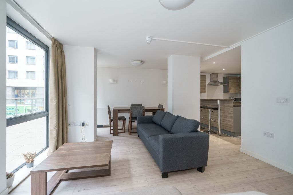 Property photo 3 of 16 1_6_Lakeside_Way_...