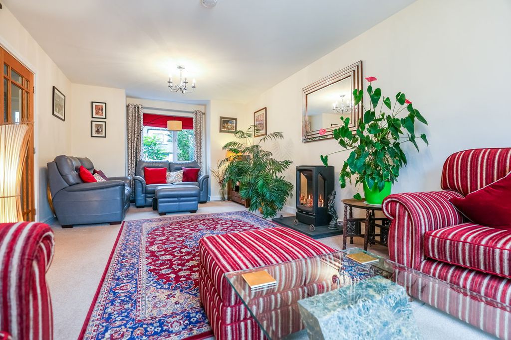 Property photo 3 of 24 Lounge