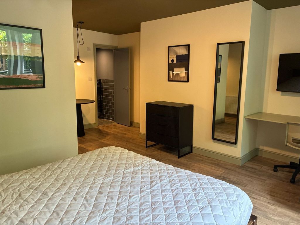 Property photo 2 of 5 Stylish Modern Bedroom With Integrated Desk Area...