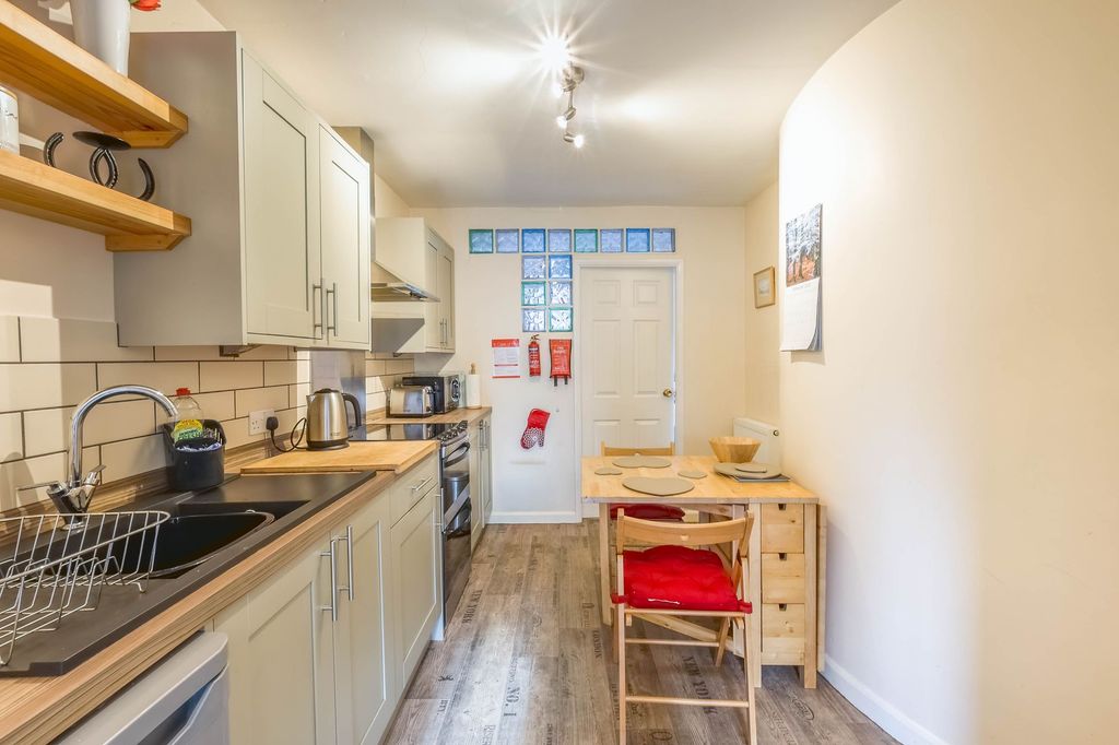 Property photo 3 of 11 Kitchen