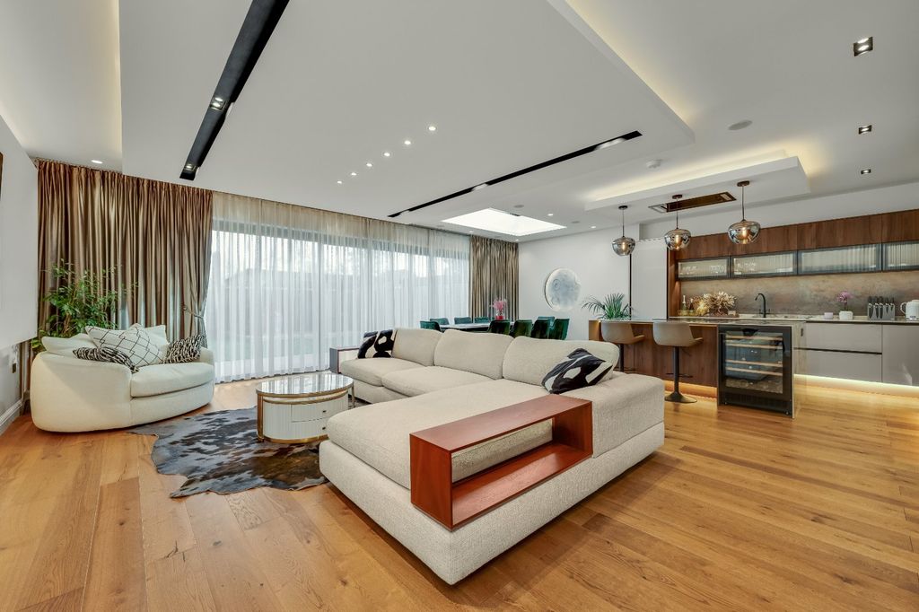 Property photo 3 of 24 Recep/Kitchen/Dining