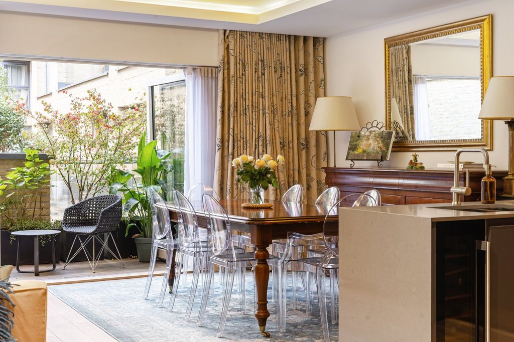 Property photo 3 of 16 Dining Area