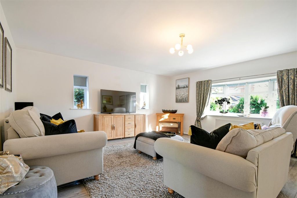 Property photo 3 of 31 Living Room