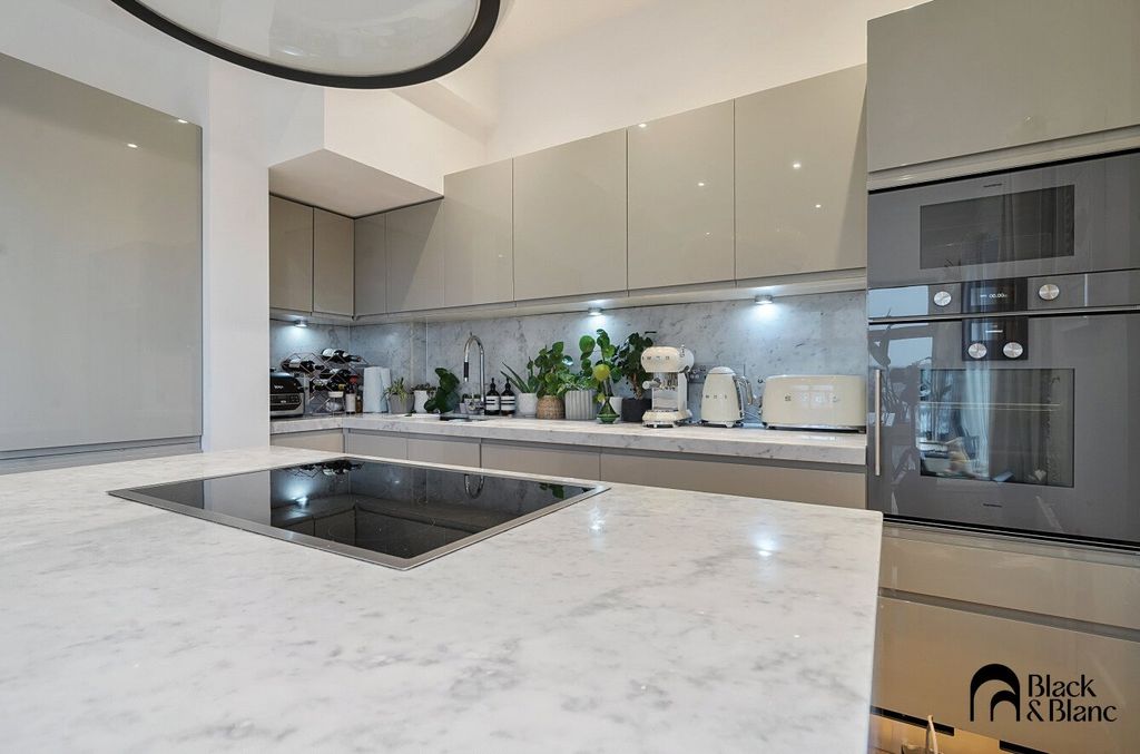 Property photo 3 of 14 Kitchen