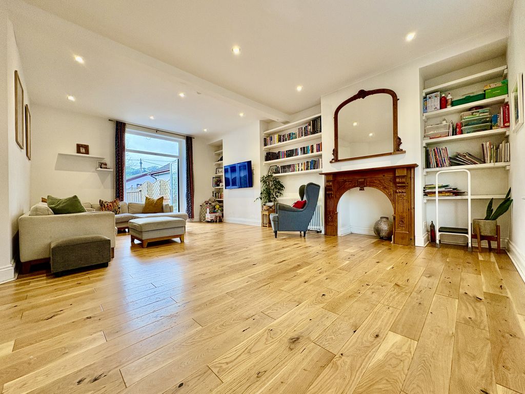 Property photo 3 of 28 Gallery