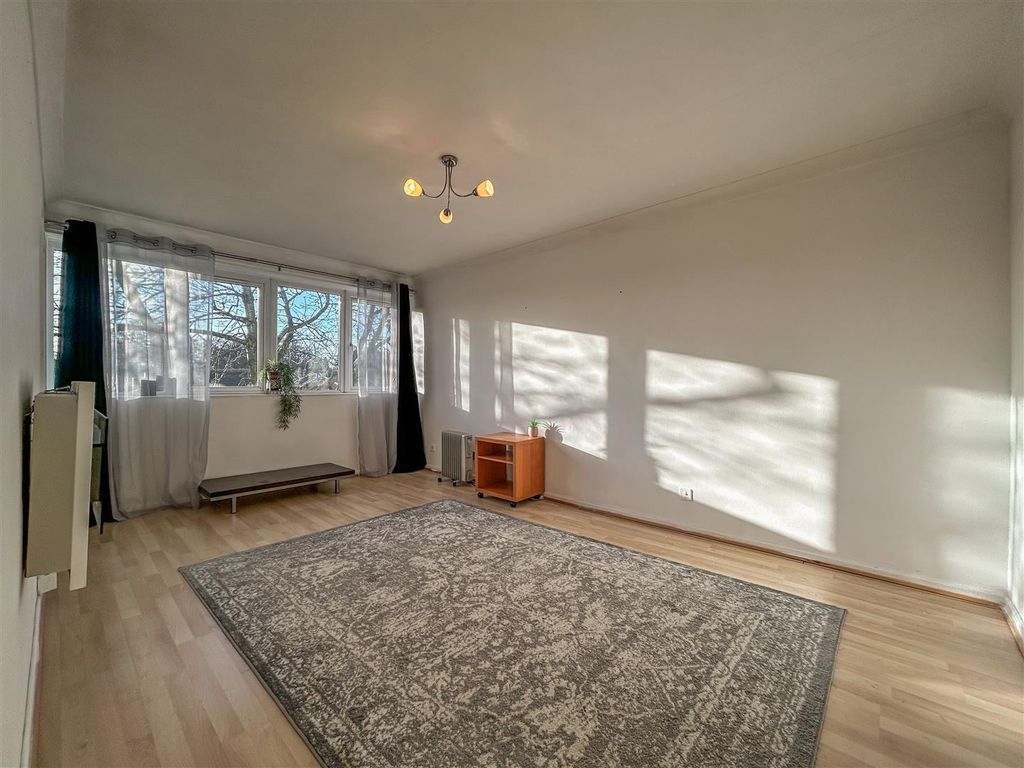 Property photo 2 of 6 Lounge
