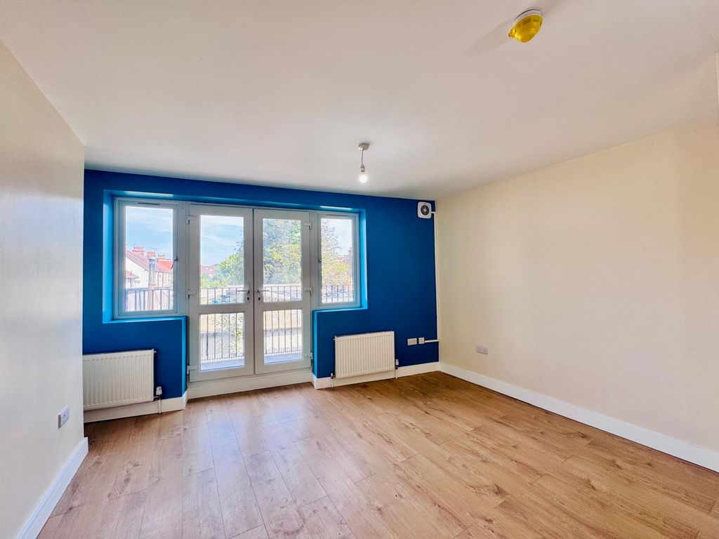 Property photo 2 of 19 High Road (8)