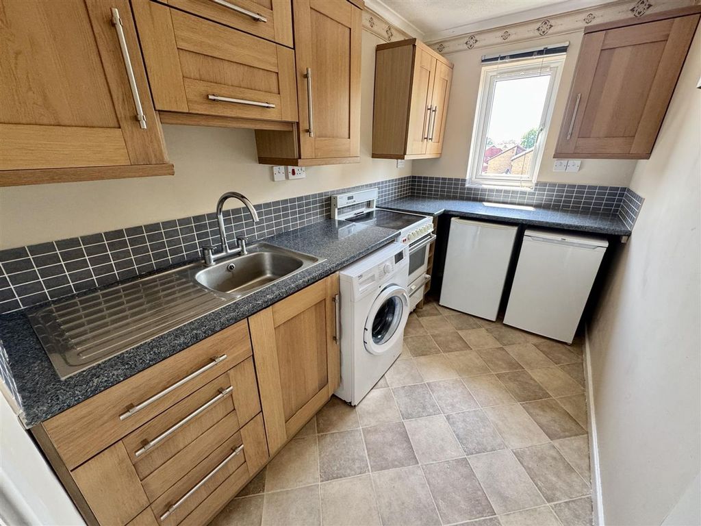 Property photo 2 of 7 Kitchen